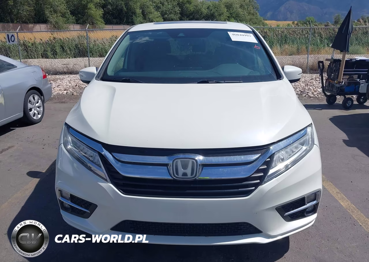 2018 Honda Odyssey Touring VIN:5FNRL6H88JB007048 - 12