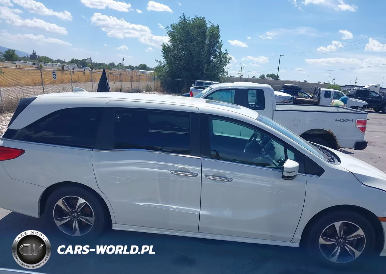 2018 Honda Odyssey Touring VIN:5FNRL6H88JB007048 - 13