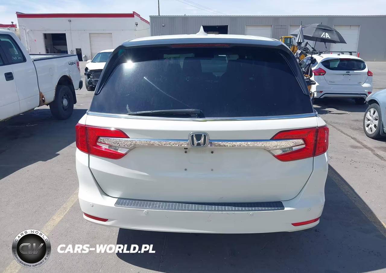 2018 Honda Odyssey Touring VIN:5FNRL6H88JB007048 - 16