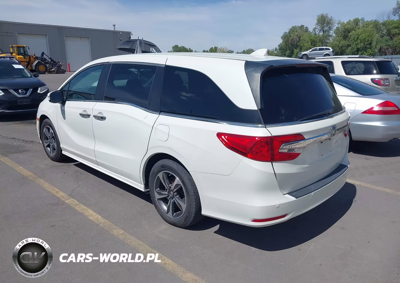 2018 Honda Odyssey Touring VIN:5FNRL6H88JB007048 - 3