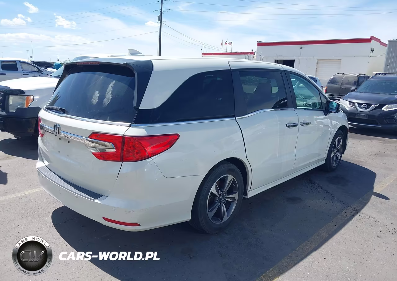 2018 Honda Odyssey Touring VIN:5FNRL6H88JB007048 - 4