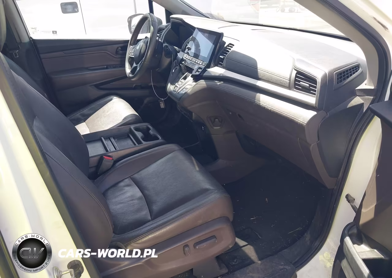 2018 Honda Odyssey Touring VIN:5FNRL6H88JB007048 - 5