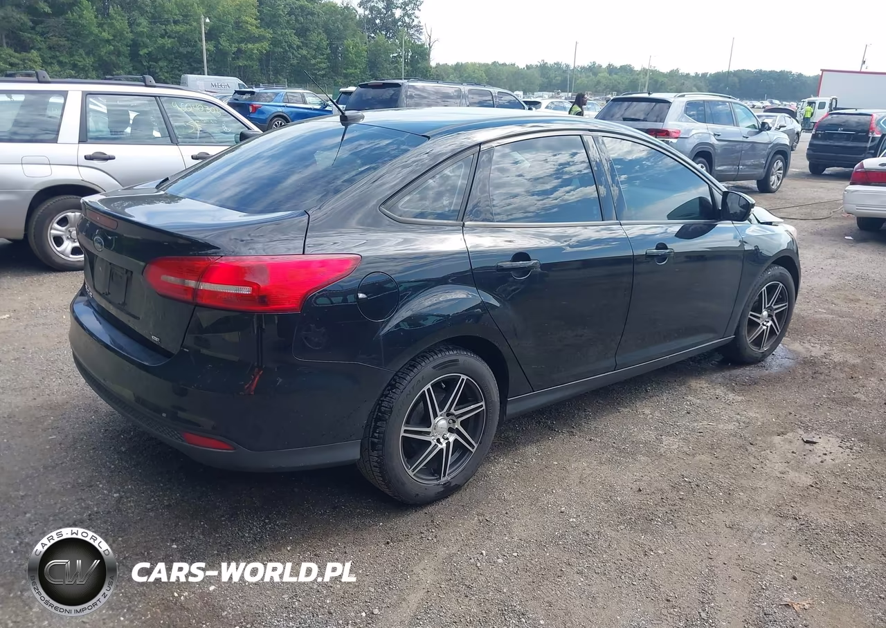 2017 Ford Focus Se VIN:1FADP3F27HL321993 - 4