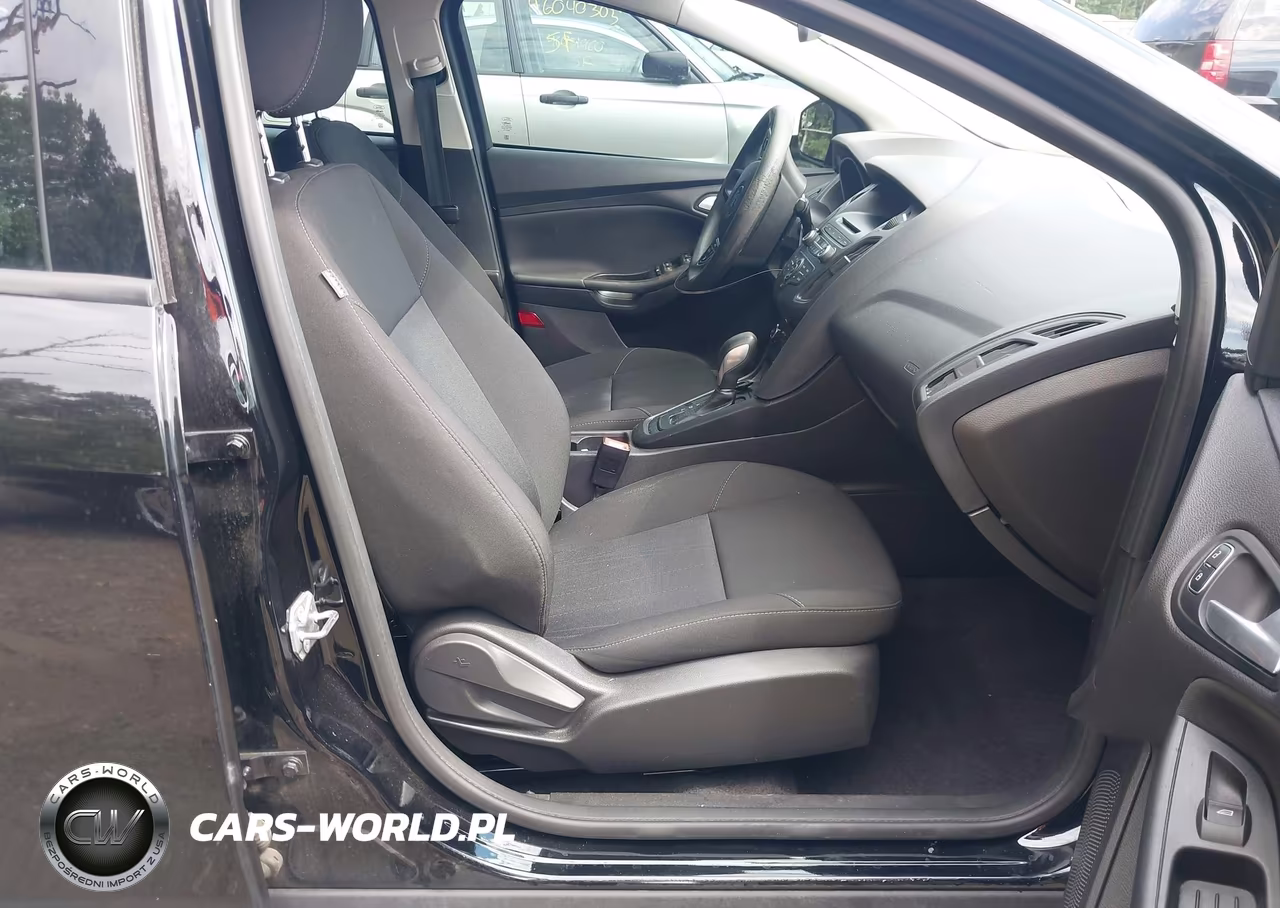 2017 Ford Focus Se VIN:1FADP3F27HL321993 - 5