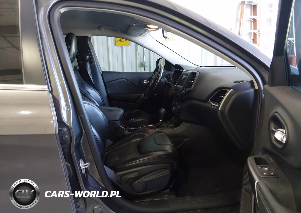 2019 Jeep Cherokee Latitude Plus 4X4 VIN:1C4PJMLX9KD172647 - 5