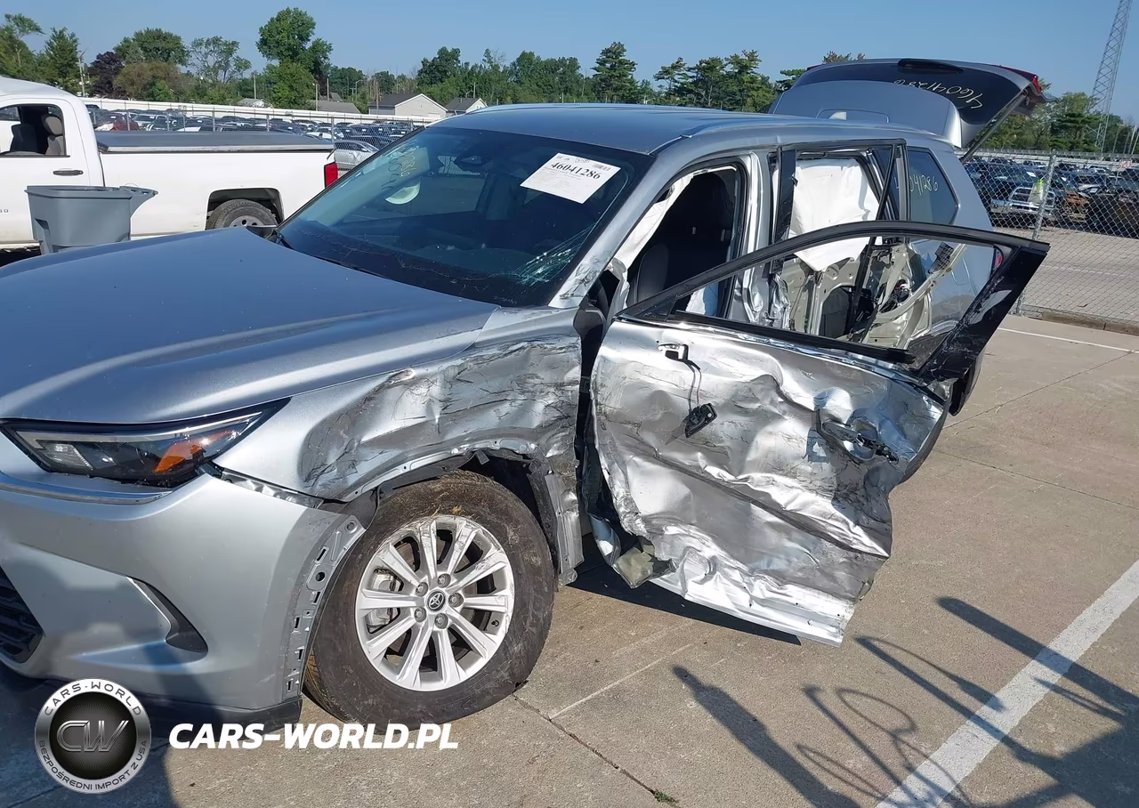 2025 Toyota Grand Highlander Xle VIN:5TDAAAA5XSS022928 - 6