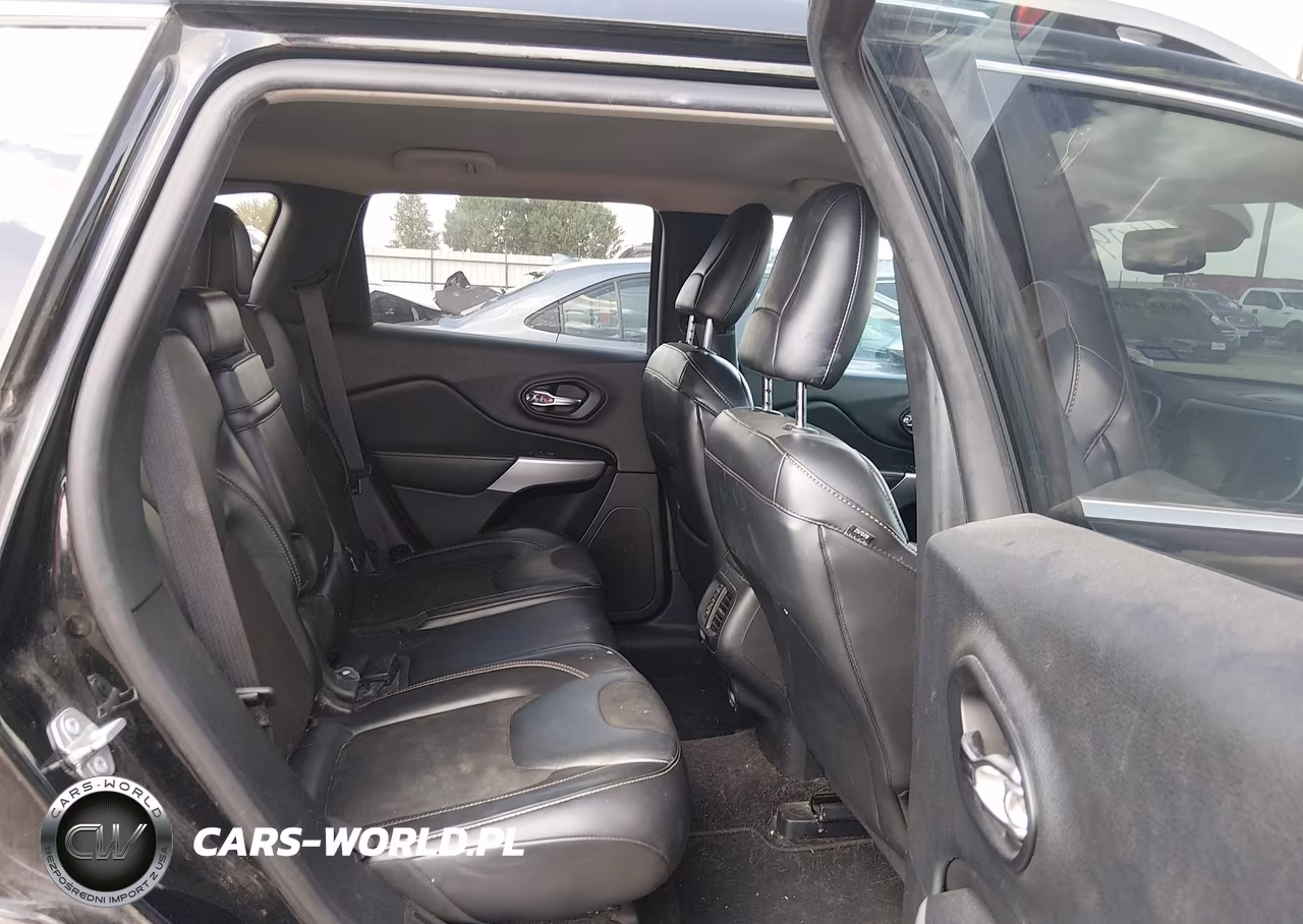 2018 Jeep Cherokee Latitude Plus Fwd VIN:1C4PJLLB4JD560933 - 8