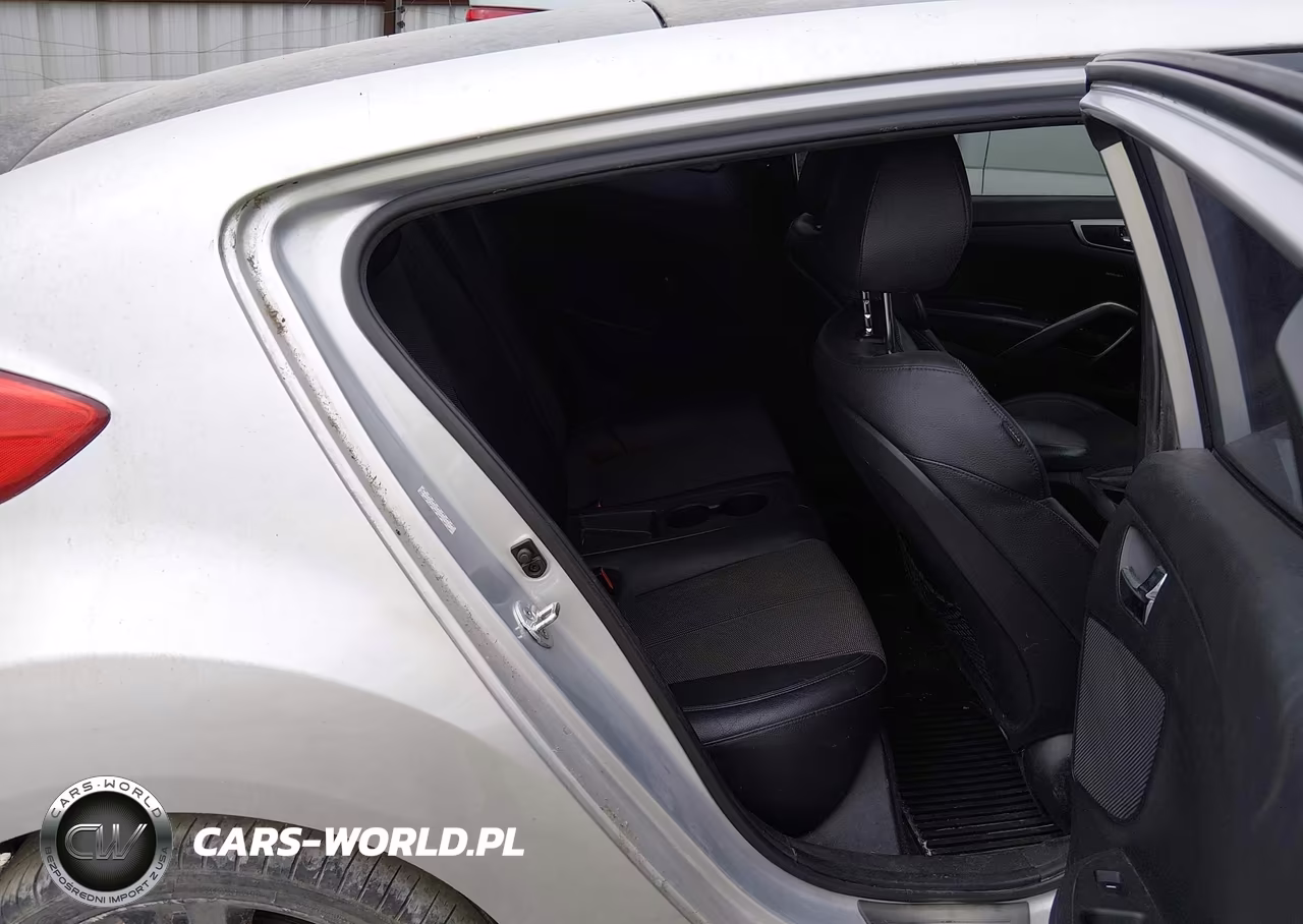 2016 Hyundai Veloster VIN:KMHTC6AD4GU270646 - 8