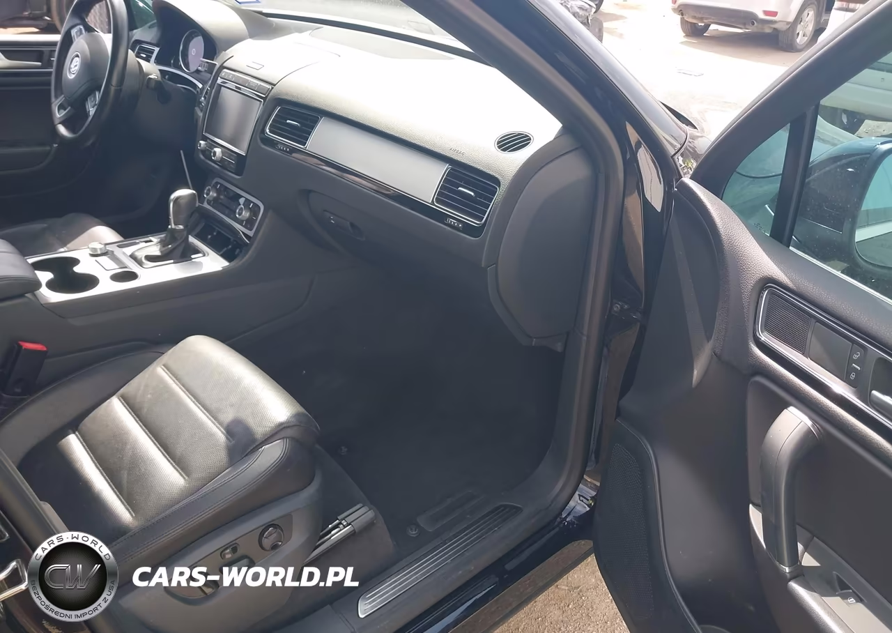 2017 Volkswagen Touareg V6 Wolfsburg Edition VIN:WVGRF7BP5HD004845 - 5