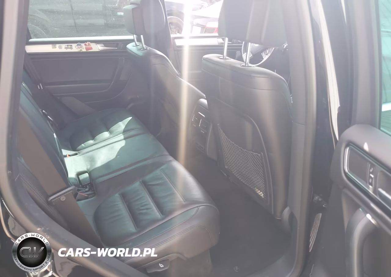 2017 Volkswagen Touareg V6 Wolfsburg Edition VIN:WVGRF7BP5HD004845 - 8