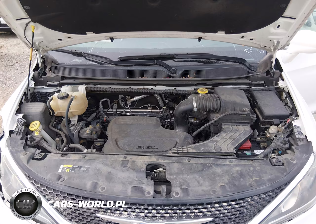 2019 Chrysler Pacifica Touring L VIN:2C4RC1BG2KR561579 - 10