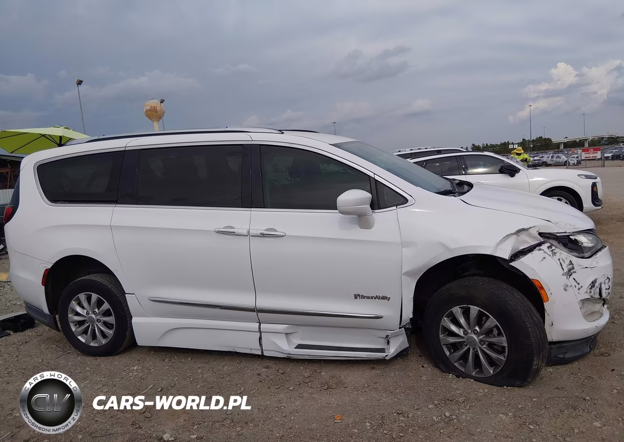 2019 Chrysler Pacifica Touring L VIN:2C4RC1BG2KR561579 - 13