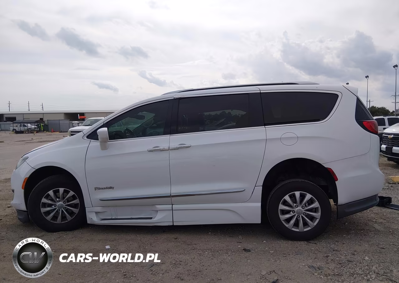 2019 Chrysler Pacifica Touring L VIN:2C4RC1BG2KR561579 - 14