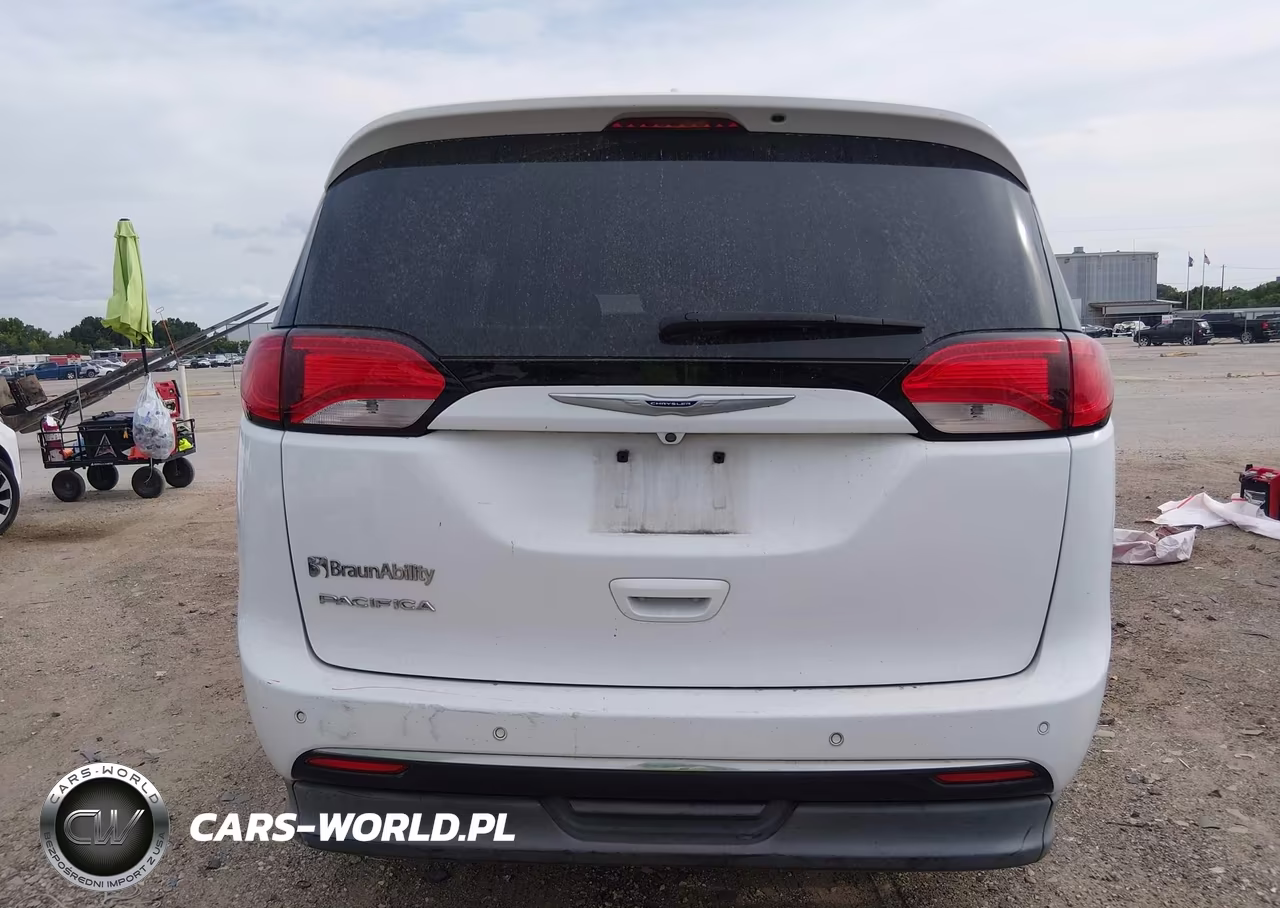 2019 Chrysler Pacifica Touring L VIN:2C4RC1BG2KR561579 - 16