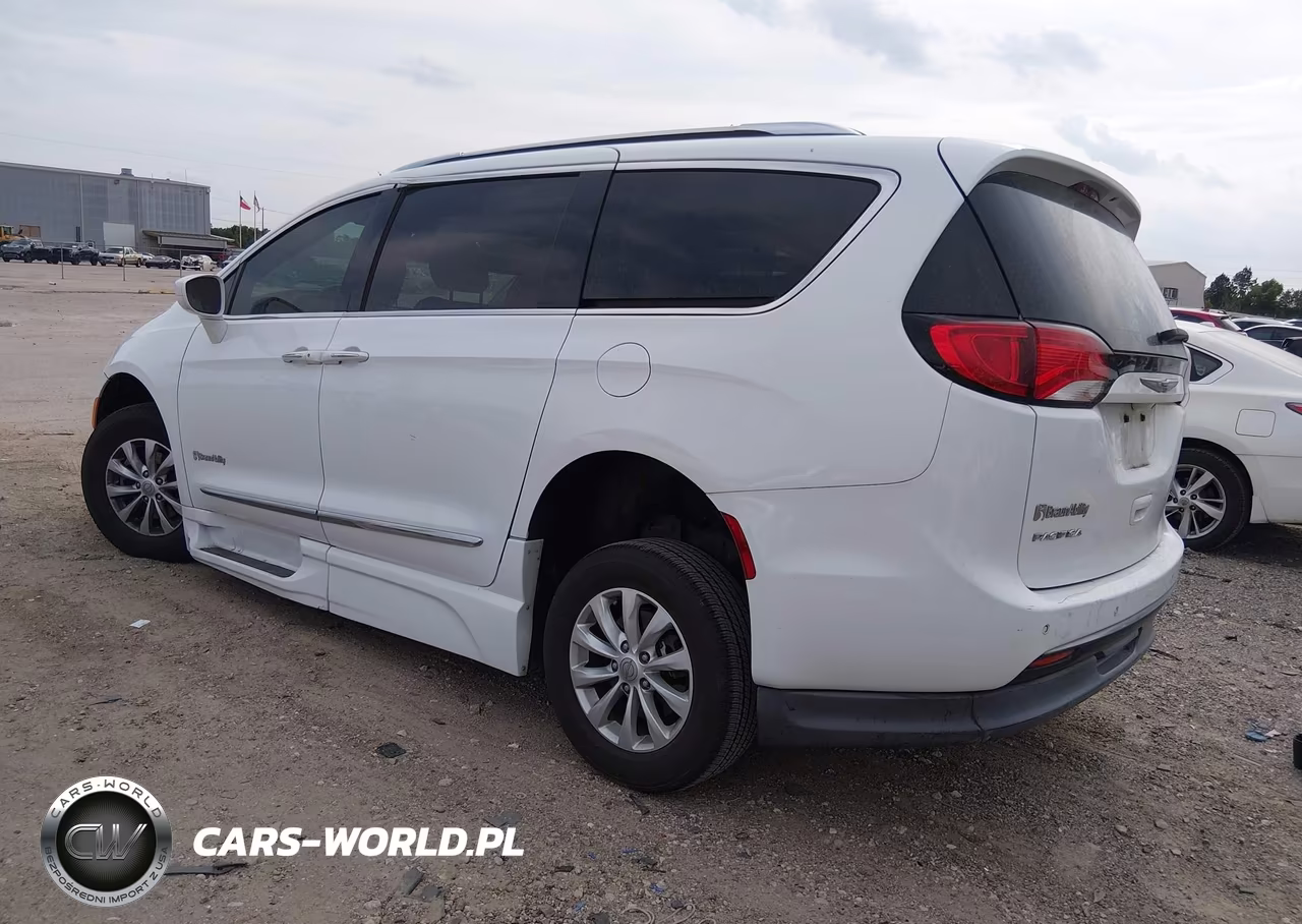 2019 Chrysler Pacifica Touring L VIN:2C4RC1BG2KR561579 - 3