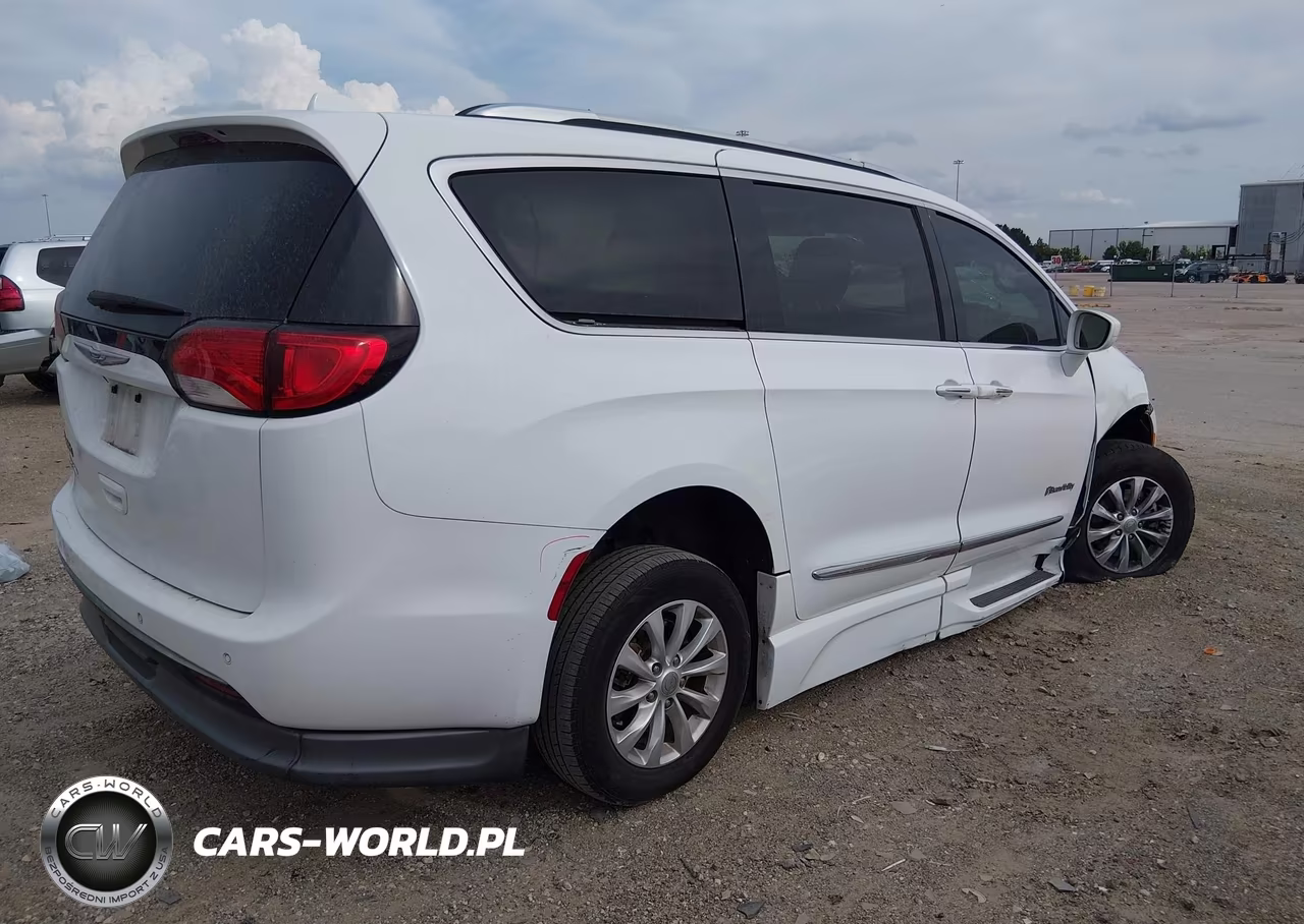 2019 Chrysler Pacifica Touring L VIN:2C4RC1BG2KR561579 - 4