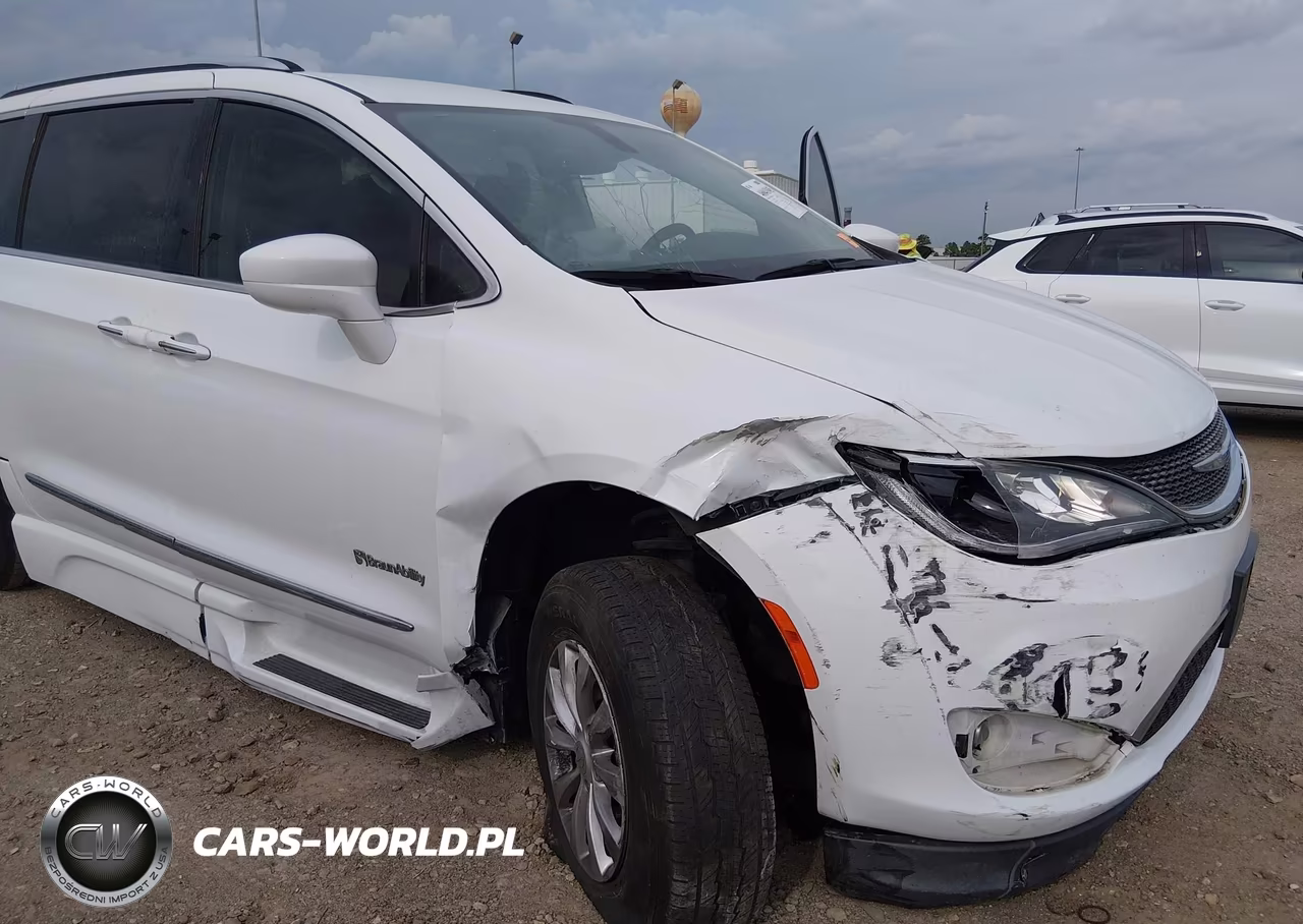 2019 Chrysler Pacifica Touring L VIN:2C4RC1BG2KR561579 - 6