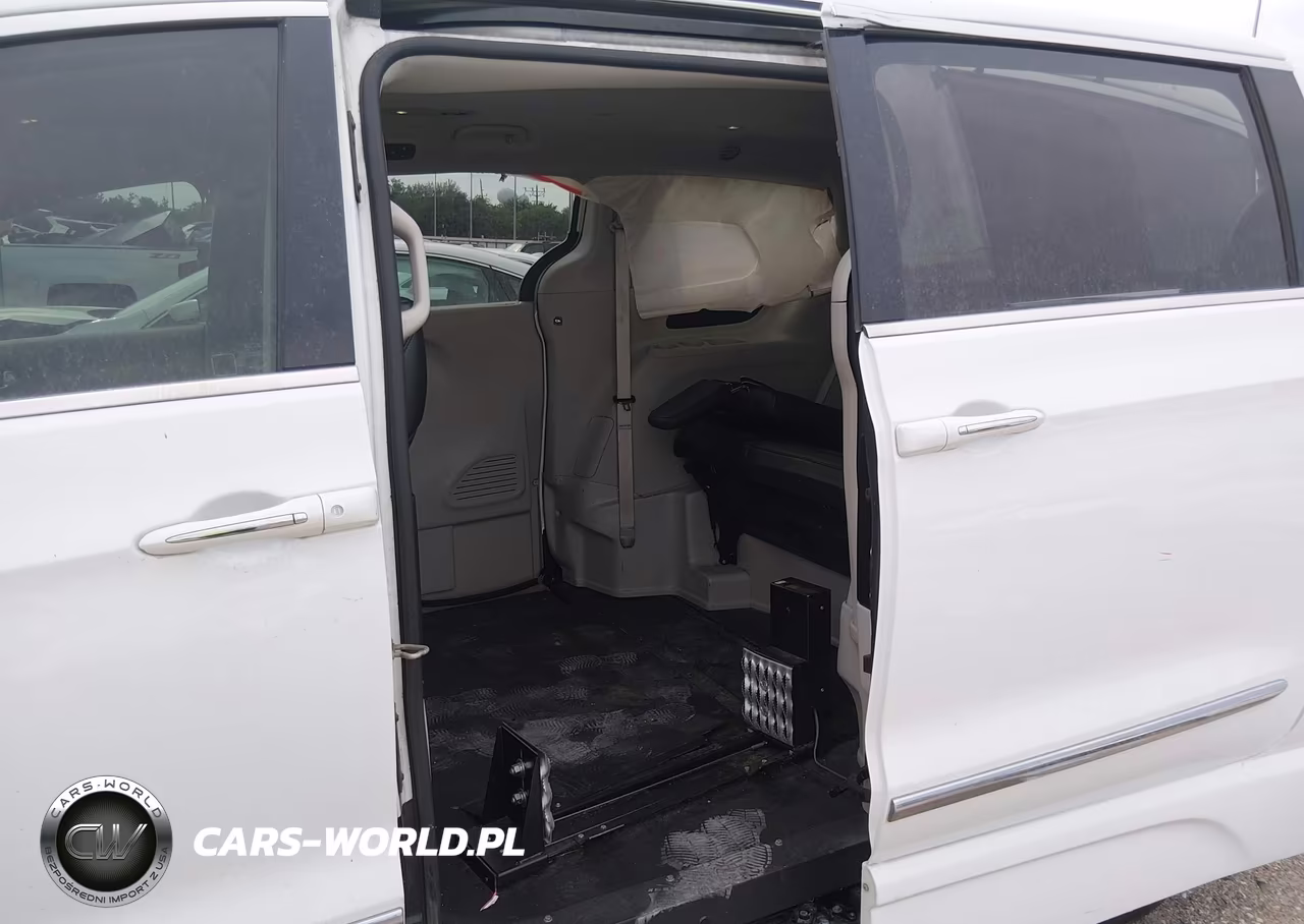 2019 Chrysler Pacifica Touring L VIN:2C4RC1BG2KR561579 - 8