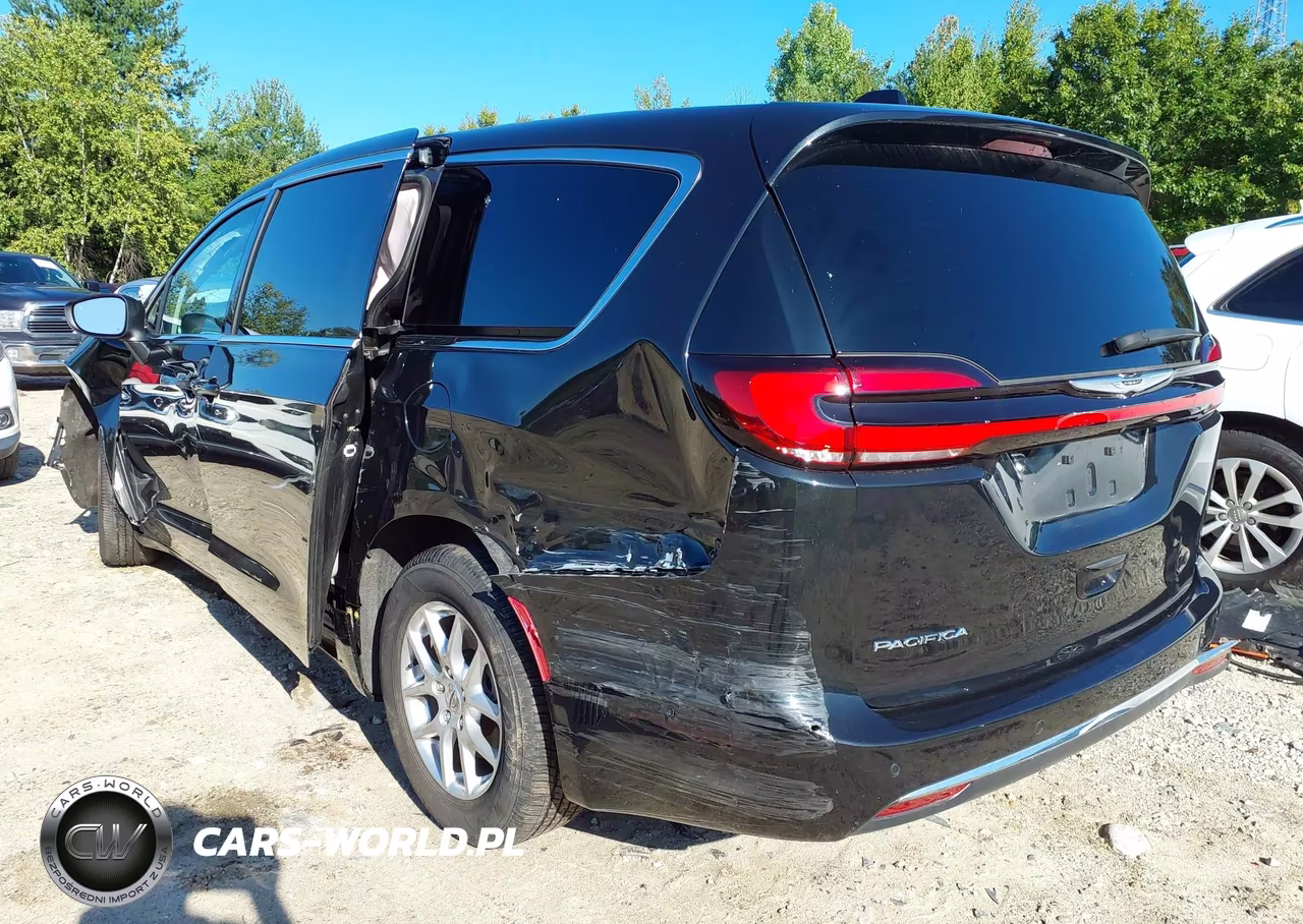 2023 Chrysler Pacifica Touring L VIN:2C4RC1BG7PR598392 - 3