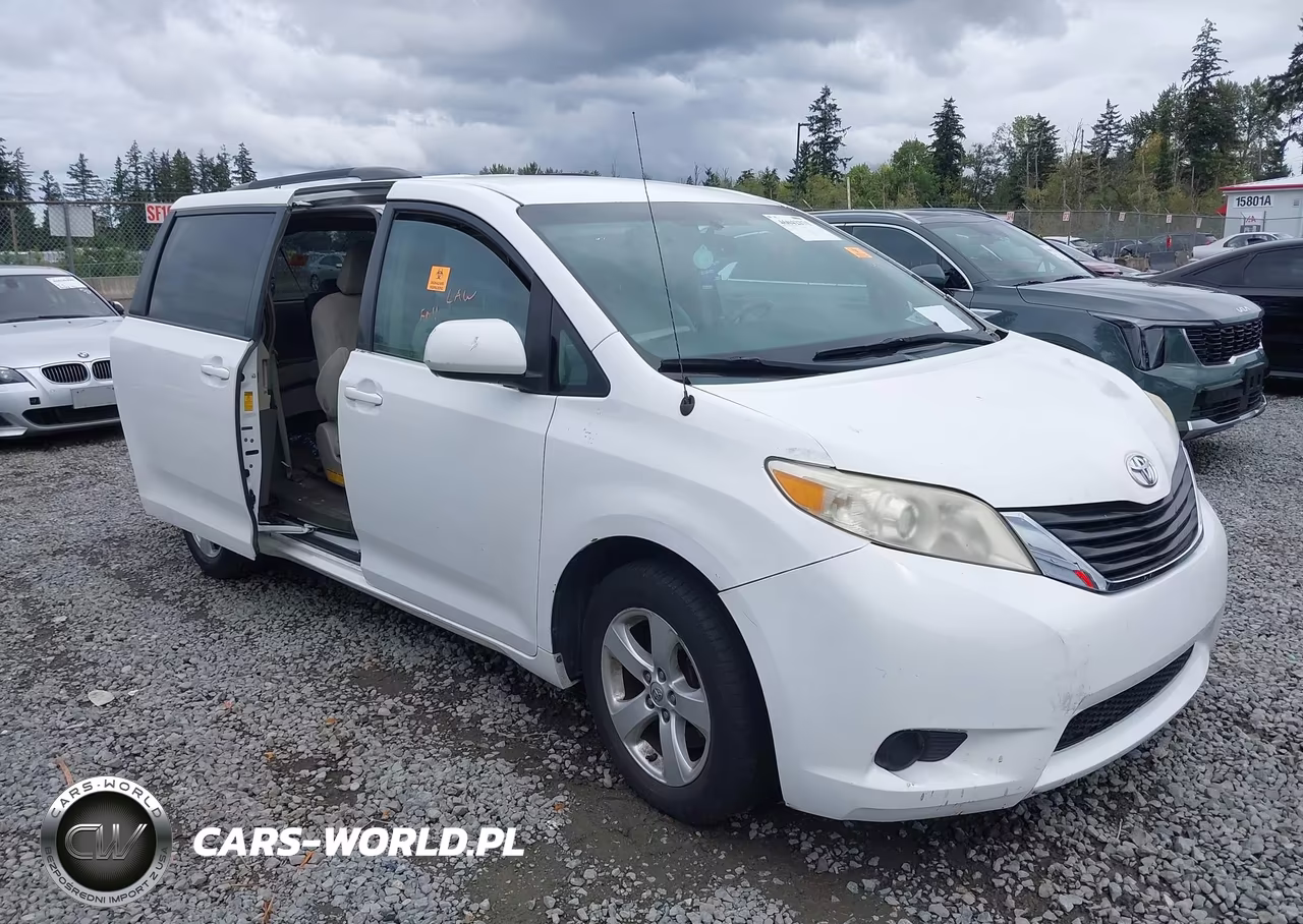 2014 Toyota Sienna Le V6 8 Passenger