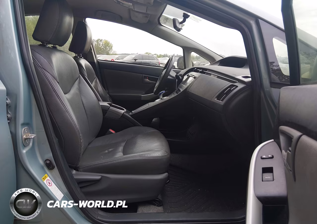 2014 Toyota Prius Two VIN:JTDKN3DU8E1753396 - 5