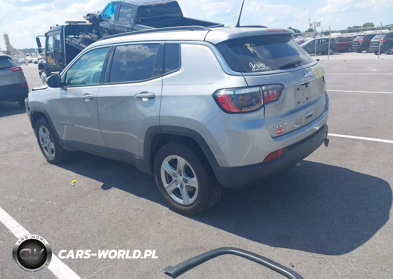 2024 Jeep Compass Latitude 4X4 VIN:3C4NJDBNXRT592638 - 3