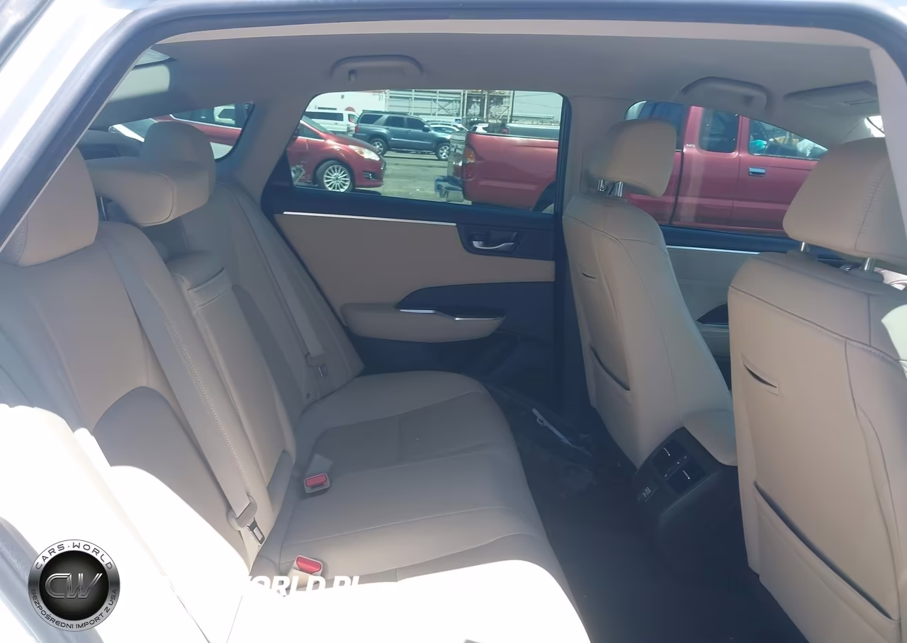 2018 Honda Clarity Plug-In Hybrid Touring VIN:JHMZC5F35JC010115 - 8