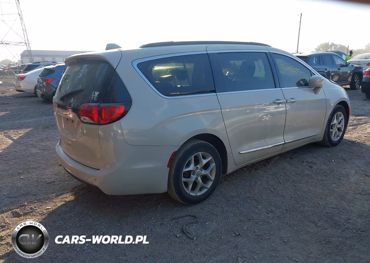 2017 Chrysler Pacifica Touring-L VIN:2C4RC1BG7HR634194 - 4
