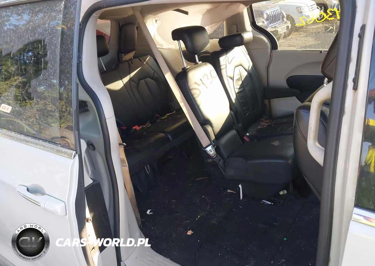 2017 Chrysler Pacifica Touring-L VIN:2C4RC1BG7HR634194 - 8