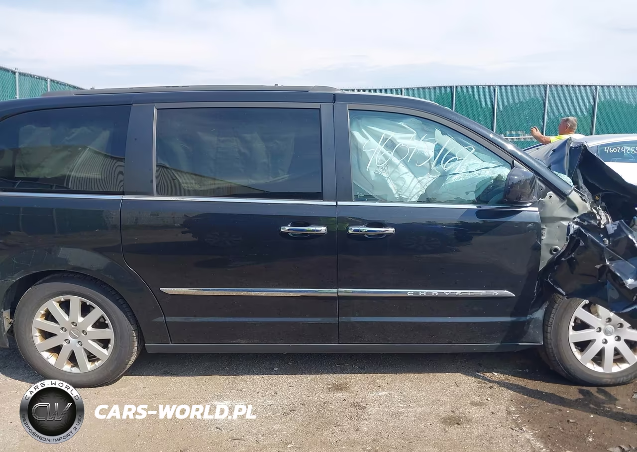 2015 Chrysler Town & Country Touring VIN:2C4RC1BG4FR590832 - 12