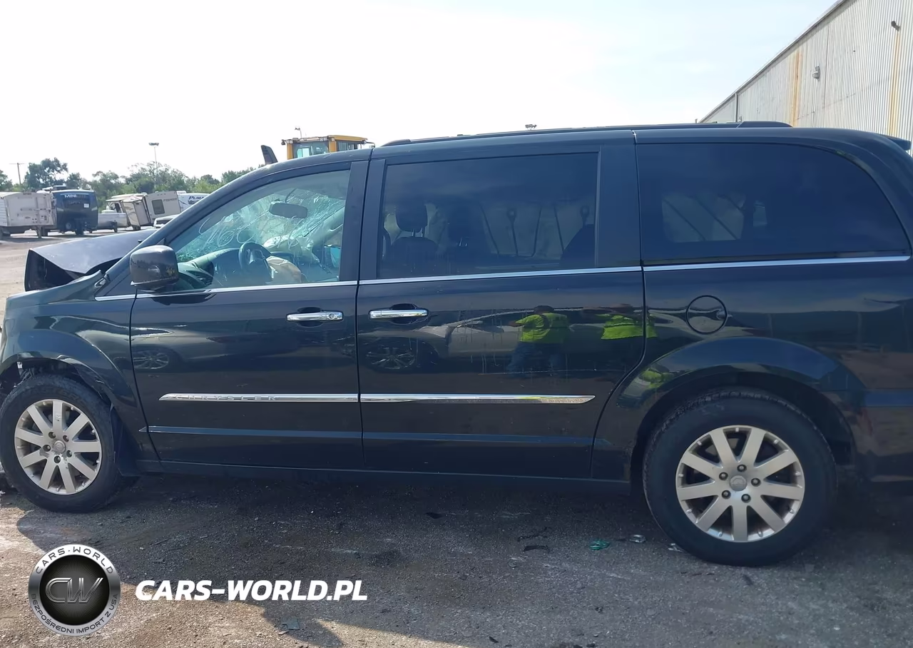2015 Chrysler Town & Country Touring VIN:2C4RC1BG4FR590832 - 13