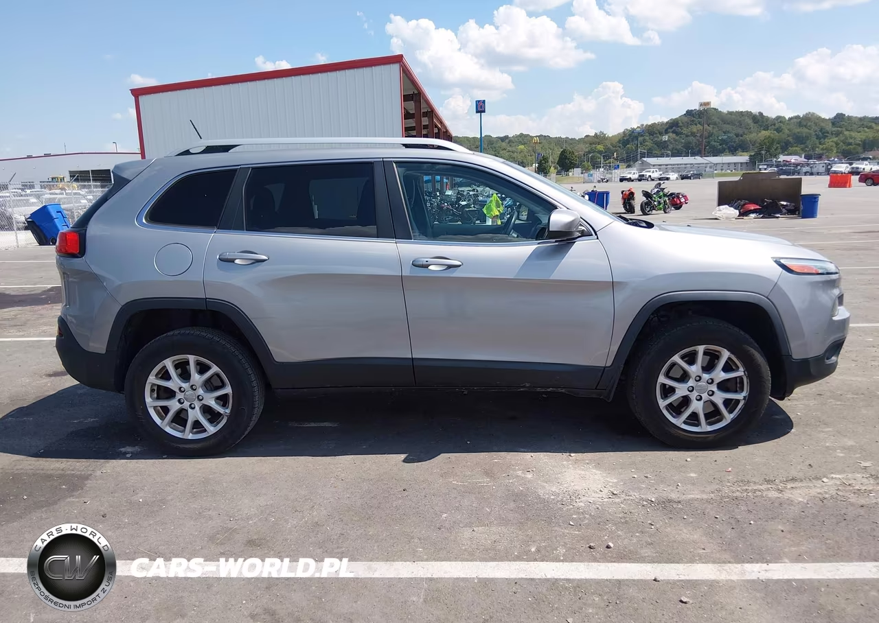 2015 Jeep Cherokee Latitude VIN:1C4PJMCB8FW558703 - 13