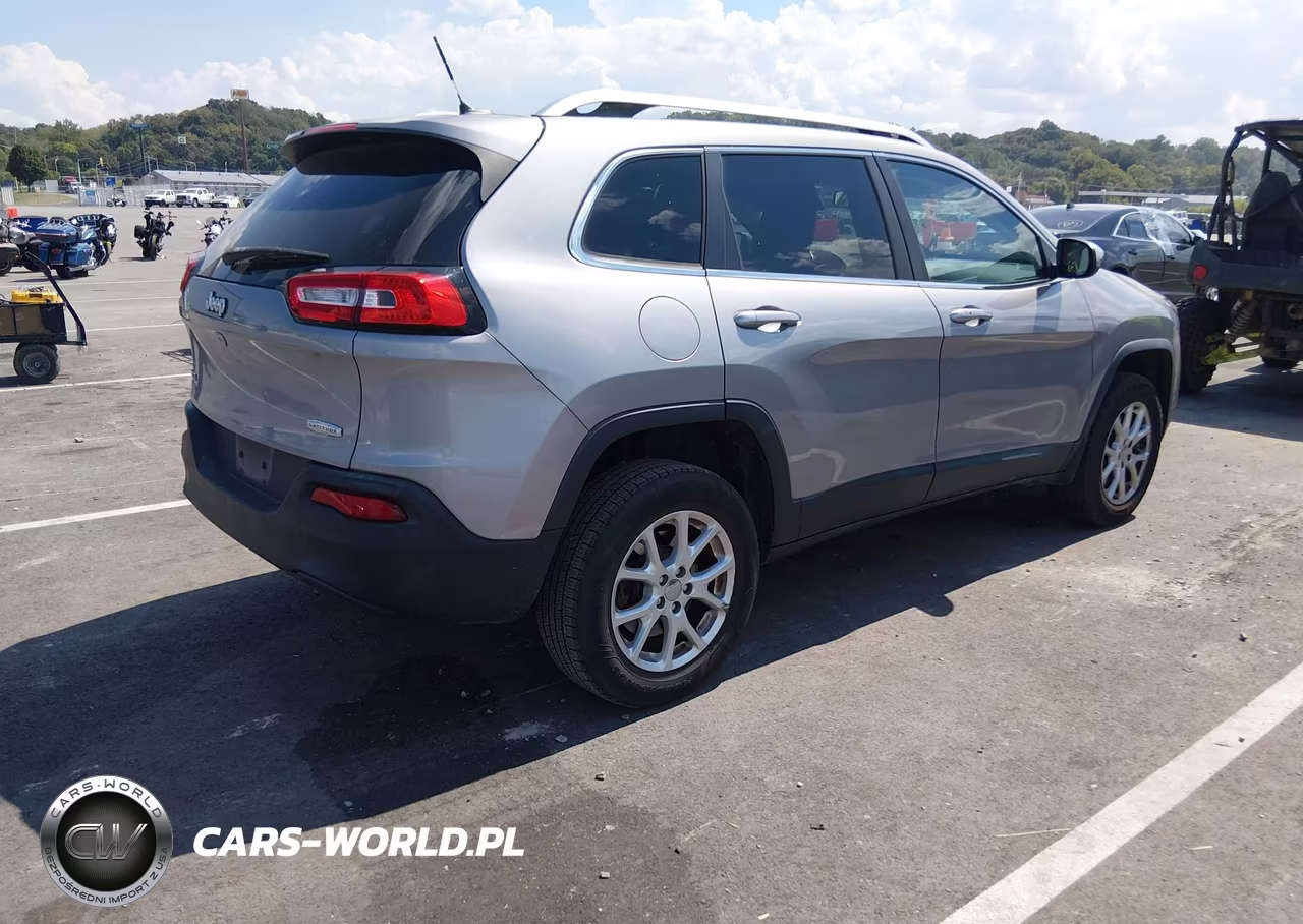 2015 Jeep Cherokee Latitude VIN:1C4PJMCB8FW558703 - 4