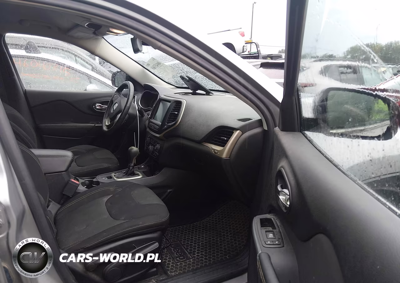 2017 Jeep Cherokee Latitude 4X4 VIN:1C4PJMCB9HW537975 - 5