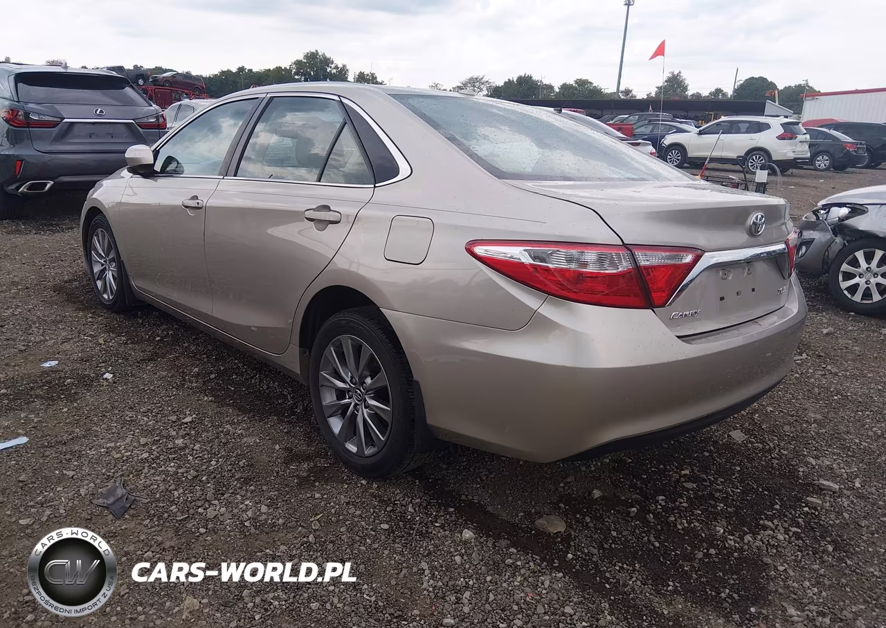 2016 Toyota Camry Xle VIN:4T4BF1FK1GR530696 - 3