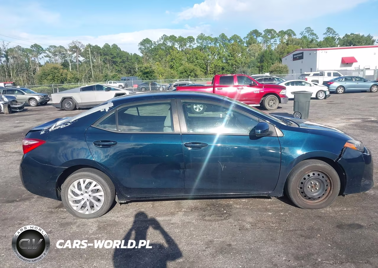 2017 Toyota Corolla Le VIN:5YFBURHE0HP732390 - 13