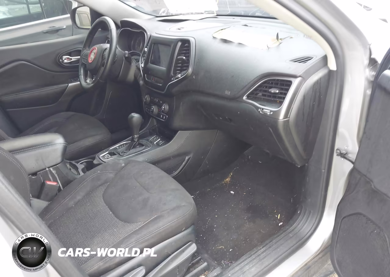 2019 Jeep Cherokee Latitude Fwd VIN:1C4PJLCB8KD205300 - 5