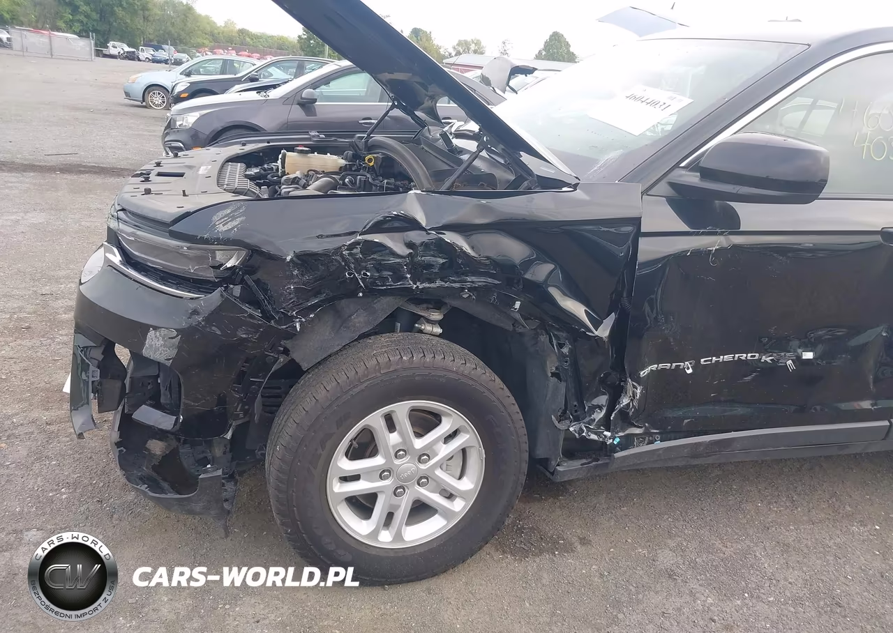 2025 Jeep Grand Cherokee Laredo 4X4 VIN:1C4RJHAG3SC309056 - 17