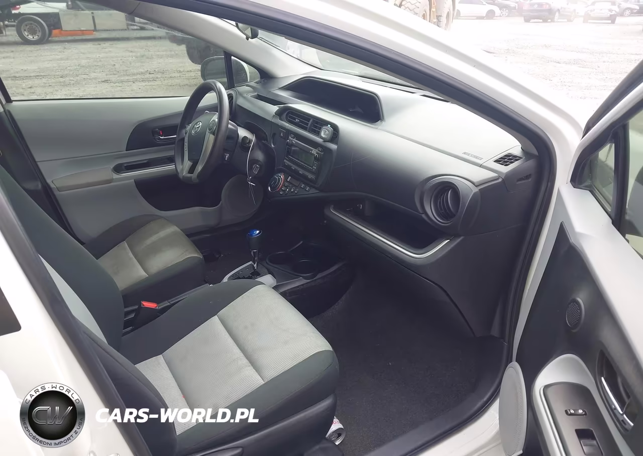 2014 Toyota Prius C Two VIN:JTDKDTB33E1079364 - 5