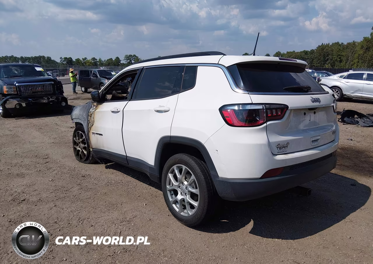 2022 Jeep Compass Latitude Lux 4X4 VIN:3C4NJDFB6NT133844 - 3