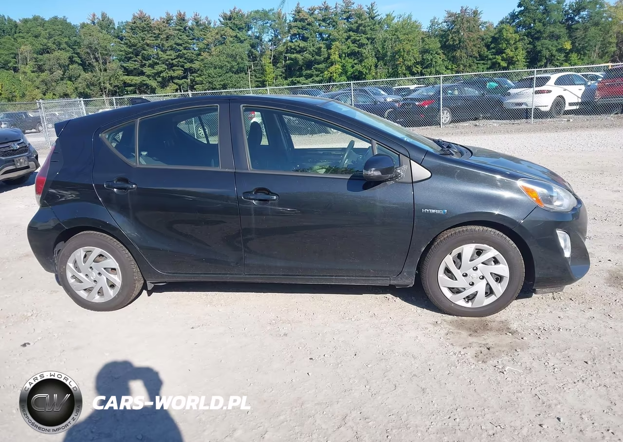 2015 Toyota Prius C Three VIN:JTDKDTB36F1100399 - 13