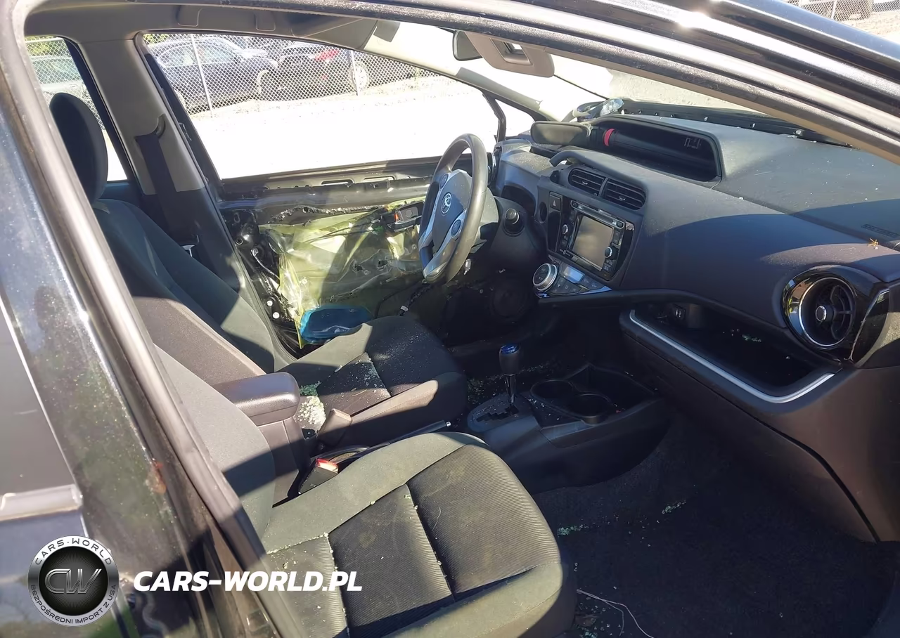 2015 Toyota Prius C Three VIN:JTDKDTB36F1100399 - 5