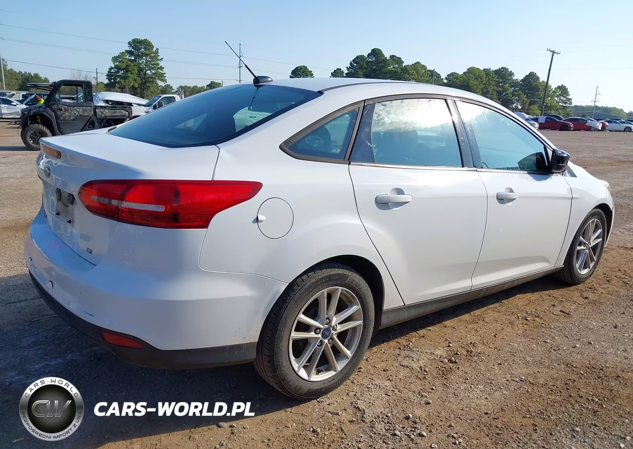 2017 Ford Focus Se VIN:1FADP3F22HL331153 - 4
