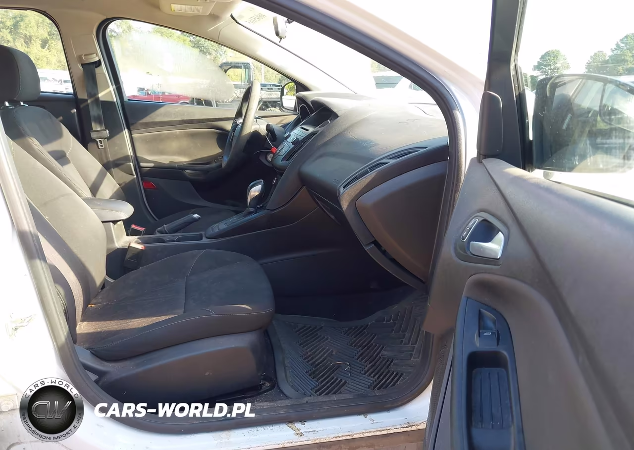 2017 Ford Focus Se VIN:1FADP3F22HL331153 - 5