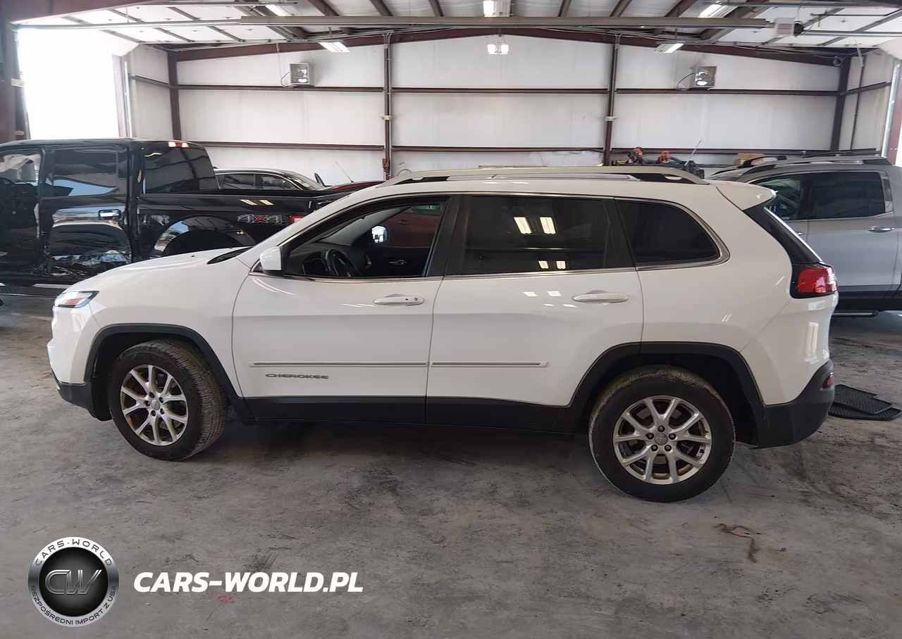2015 Jeep Cherokee Latitude VIN:1C4PJLCS8FW566522 - 15