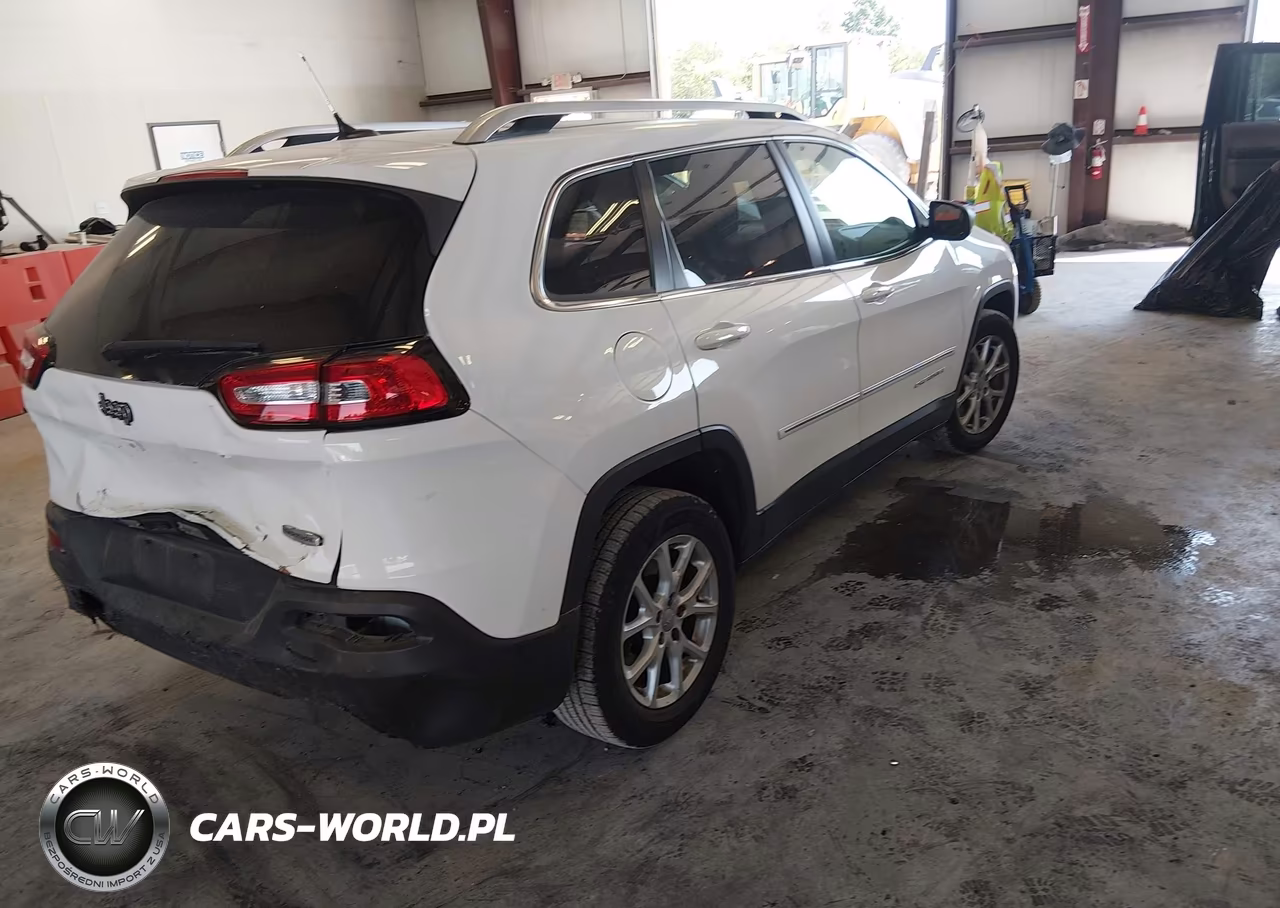 2015 Jeep Cherokee Latitude VIN:1C4PJLCS8FW566522 - 4