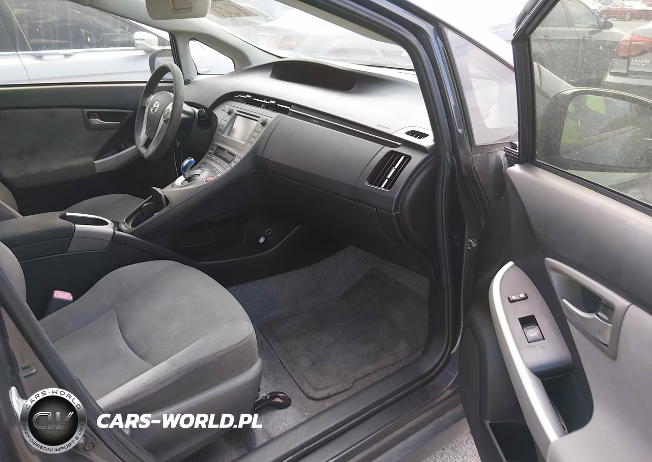 2013 Toyota Prius Two VIN:JTDKN3DU7D5697927 - 5