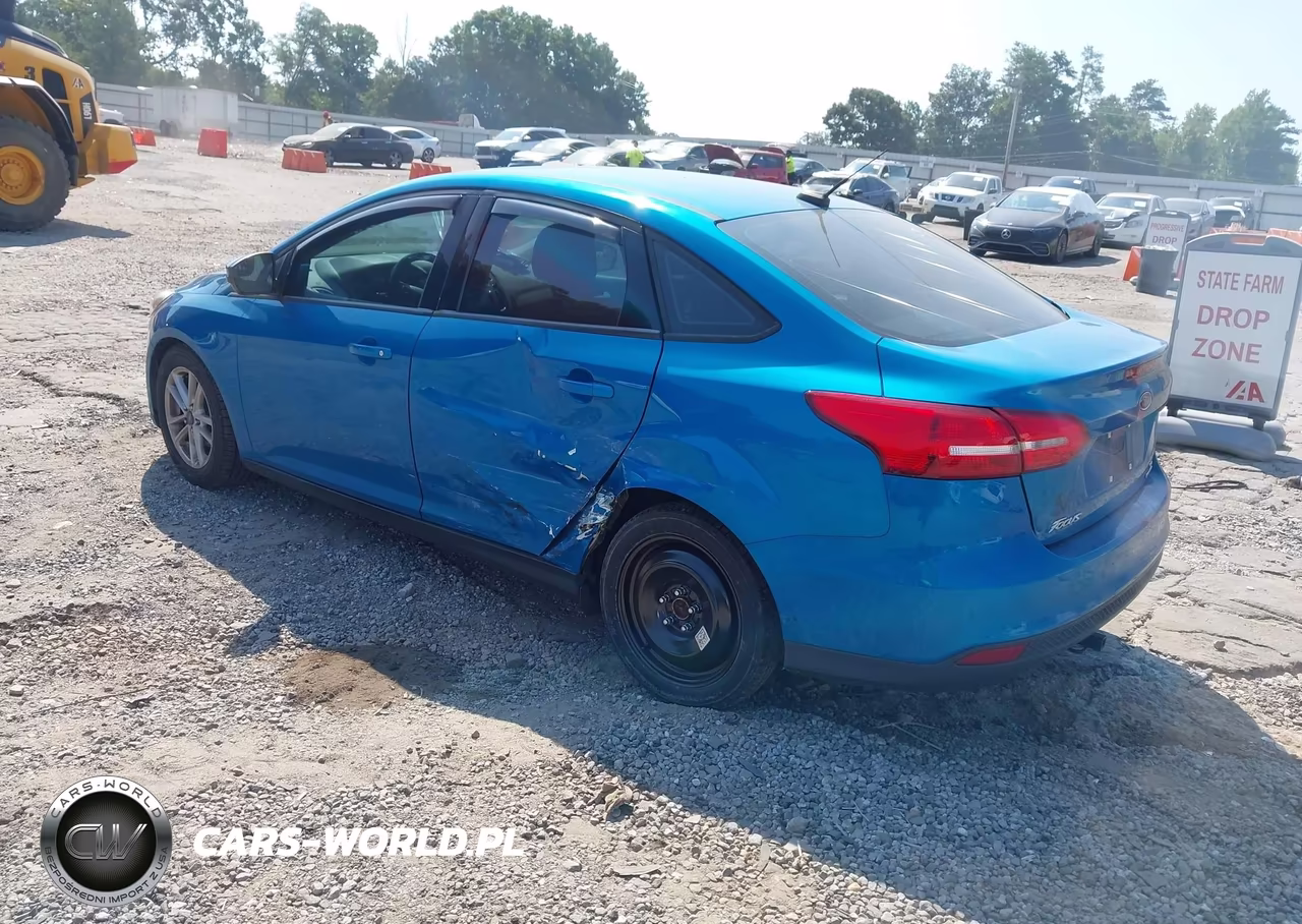 2015 Ford Focus Se VIN:1FADP3F27FL227240 - 3