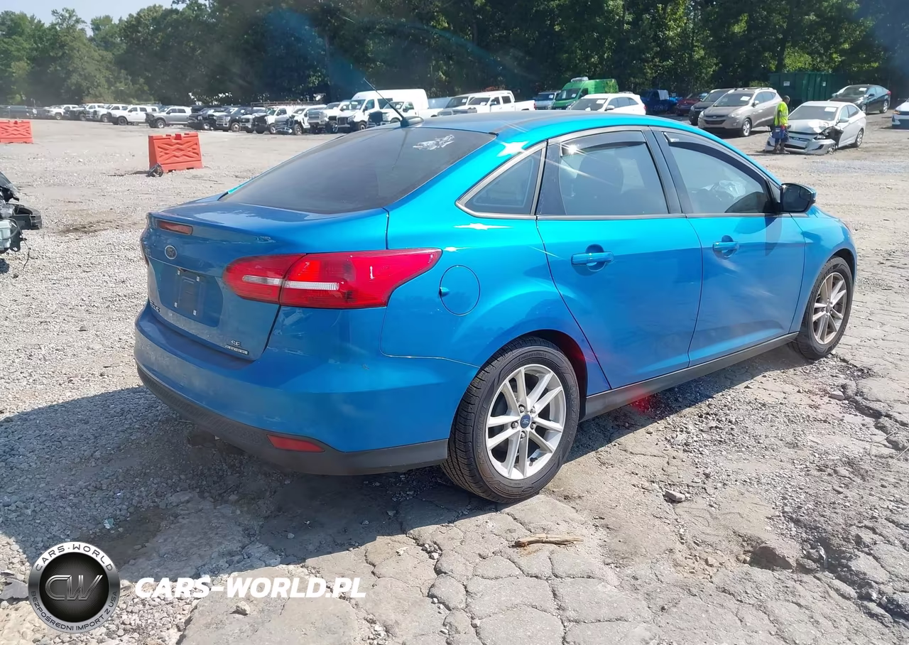 2015 Ford Focus Se VIN:1FADP3F27FL227240 - 4