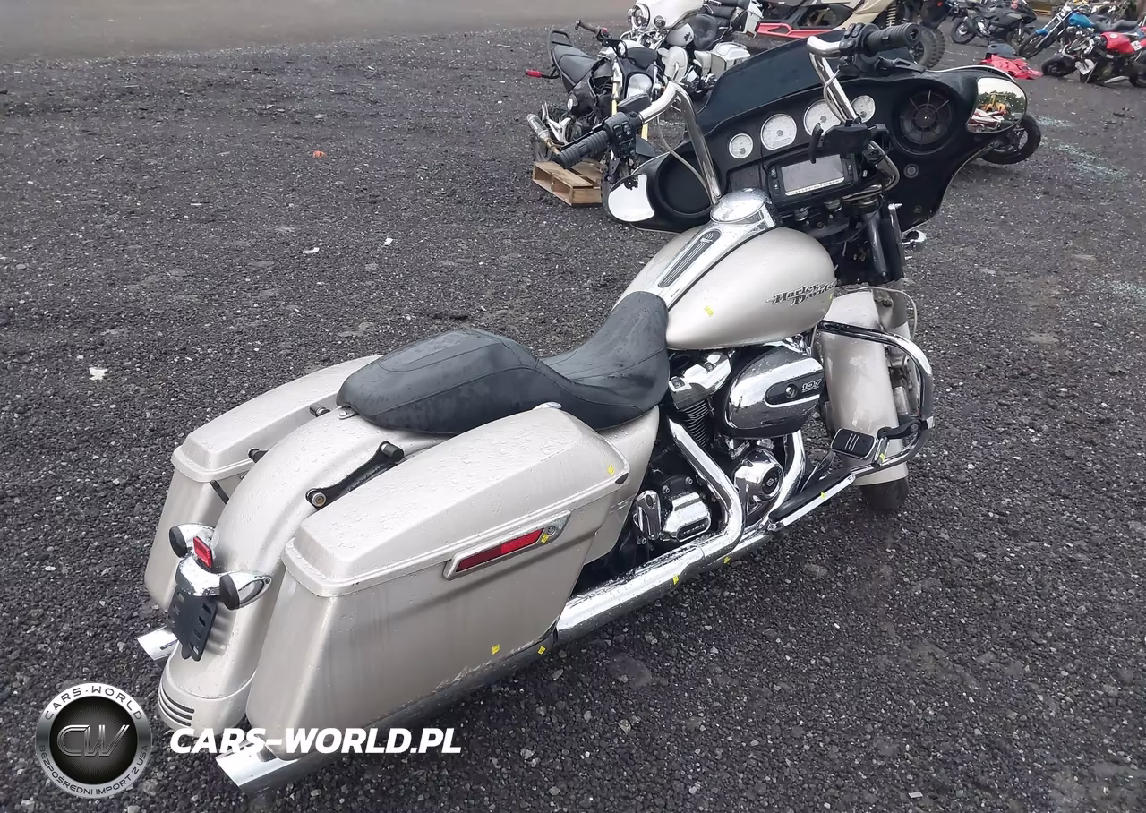 2018 Harley-Davidson Flhx Street Glide VIN:1HD1KBC17JB645747 - 4